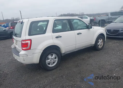 2009 Ford Escape Xls/Xls Manual z USA, uszkodzony, nr VIN 1FMCU02789KB80188